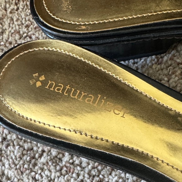 Naturalizer Black and Tan Mules - Picture 3 of 10